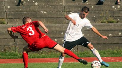 Bild: R. Kreuzer
Selbst ein langes Bein des Vohenstraußers Sebastian Zäch (links) reicht in dieser Situation nicht, um Alexander Schärtl (VfB Mantel) zu stoppen. Tabellenführer SpVgg Vohenstrauß siegte dennoch mit 2:1 und vergrößerte seinen Vorsprung, weil die Konkurrenz ausnahmslos patzte.