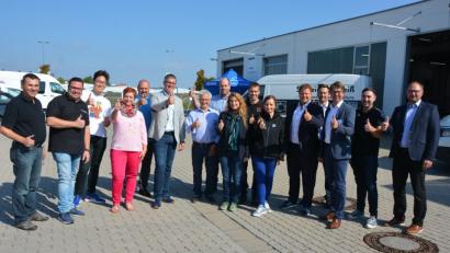 Bild: jr
Zuversichtlich zeigten sich die beteiligten zehn Unternehmen an der ersten Ausbildungsmesse in Mitterteich. Die Unternehmen nahmen das Heft des Handelns selber in die Hand. Organisiert hatte die erste Mitterteicher Ausbildungsmesse das Autohaus Enslein-Schönberger, mit Geschäftsführer Christian Schönberger (Sechster von links). Mit dabei noch 2. Bürgermeister Stefan Grillmeier (Fünfter von rechts). Sie alle sind zuversichtlich, dass das Handwerk weiter auf ihren Nachwuchs bauen kann.