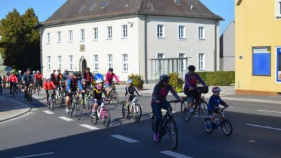 Bild: fz
Vom Stadtplatz aus machen sich über 80 kleine und größere Radler auf zur Familientour.