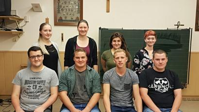 Bild: exb
Auf die bewährten Leute an der Spitze setzt die Münchenreuther Landjugend. In der hintere Reihe (von links) Veronika Kraus, Franziska Kraus, Lisa Grötsch, Stefanie Hebenstreit und vorne (von links) Jonas Grötsch, Sebastian Männer, Bernhard Gradl und Dominik Schicker.