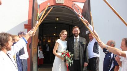 Bild: kro
Einige Sparten des ATSV Tirschenreuth standen für das Brautpaar Spalier. Bräutigam Jürgen Steinhauser ist der 1. Vorsitzende des ATSV Tirschenreuth.