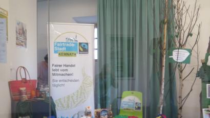 Bild: jzk
Mit fair gehandelten Waren ist ein Schaufenster im Turmdurchgang bestückt.