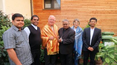 Bild: bsc
Für die Gastfreundschaft bedankte sich Bischof Dr. Peter Remigius (Dritter von rechts), mit einem Freundschaftsschal aus Seide bei seinem Freund, dem Ruhestandsgeistlichen Pfarrer Siegfried Wölfel (Dritter von links) und Schwester Annemarie (Zweite von rechts). Die Priester (von links) Pater Martin, Pfarrer Julius und Pfarrer Joseph lobten neben der kirchenarbeit das große soziale Engagement von Bischof Dr. Peter Remigius.