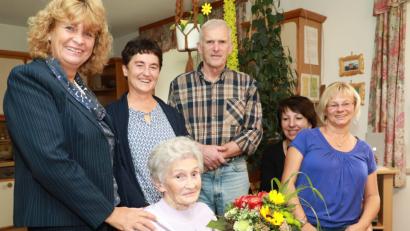 Bild: njn
Ihren 90. Geburtstag feiert Maria Kunz (vorne sitzend). Neben einer Abordnung des katholischen Frauen- und Müttervereins (rechts) gratulierten Sohn Werner (Mitte) mit Ehefrau Christl (Zweite von rechts) sowie dritte Bürgermeisterin Sonja Heindl (links).