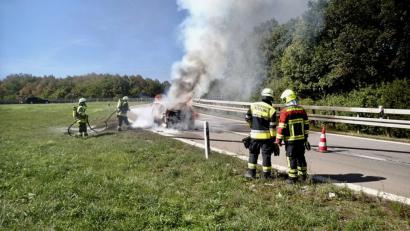 Bild: Alexander Auer
Die Feuerwehr löscht das brennende Auto auf dem Autobahnzubringer bei Pentling,