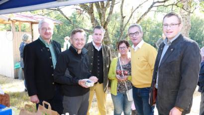 Bild: njn
Die Ehrengäste überzeugen sich von einem breiten Angebot an Bio-Erzeugnissen aus der Region. Auf dem Bild der Geschäftsführer der Steinwald-Allianz, Martin Schmid (rechts), mit (von links) Erbendorfs zweitem Bürgermeister Johannes Reger, Landtagsabgeordnetem Tobias Reiß, Baron Eberhard von Gemmingen-Hornberg sowie Kemnaths Bürgermeister Werner Nickl mit Ehefrau Elisabeth.
