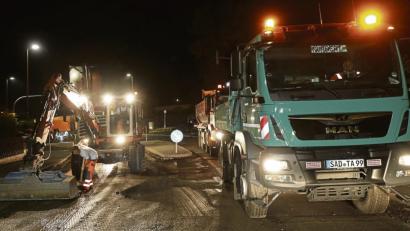 Bild: Wolfgang Steinbacher
Tag und Nacht laufen von Freitag bis einschließlich Sonntag die Arbeiten in der Sperrzone auf der B 14 zwischen Meister-Kreuzung und Feuerwehrhaus. Mehr als 30 Sattelschlepper tauschen dabei rund 2600 Tonnen Asphalt aus.