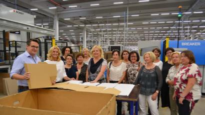 Bild: exb
Die Frauen-Union beim Liebensteiner Kartonagenwerk.
