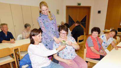 Bild: hai
In einem Glas lässt Heike Roth als lebendiges Anschauungsmaterial den Hirudo verbana herumgehen, der neben dem Hirudo medicinalis und Hirudo orientalis zur Heilungstherapie eingesetzt wird.