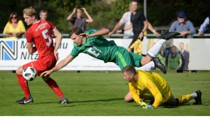 Bild: brü
Ralf Egeter für die DJK Ammerthal im Sturzflug über Würzburgs Keeper Humpenöder.