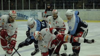 Bild: Rudi Gebert
Nach dem 2:3 am Freitag (Szene mit Kevin Kroschinski und Michael Kirchberger in den blauen Trikots) verloren die Blue Devils am Sonntag auch das zweite Match gegen den Nord-Oberligisten Saale Bulls Halle mit 2:5.