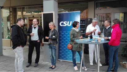 Bild: sne
Vor dem Hotel Weyh in der Hauptstraße kommen die CSU-Stadträte sowie Landtagsabgeordneter Tobias Reiß (Zweiter von rechts) und Landtagslistenkandidatin Tanja Renner (Vierte von rechts) mit zahlreichen Bürgern ins Gespräch.