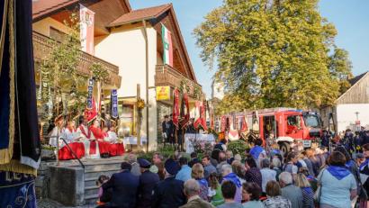 Bild: tkr
Der Dorfplatz in Teunz war ein wunderbarer Rahmen für den Freiluftgottesdienst den Pfarrer Herbert Rösl und Michael Saller zelebrierten.
