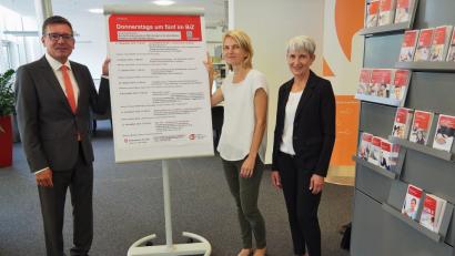 Bild: Bühner
Arbeitsagenturchef Thomas Würdinger präsentiert das neue BiZ-Vortragsprogramm zusammen mit (von links) Pressesprecherin Sigrid Lang und BiZ-Leiterin Maria Pannrucker