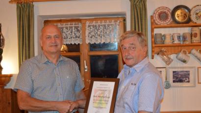 Bild: bej
Bürgermeister Walter Schauer freut sich über die Bereitschaft von Manfred Legl (rechts), das gemeindliche Archiv zu pflegen.