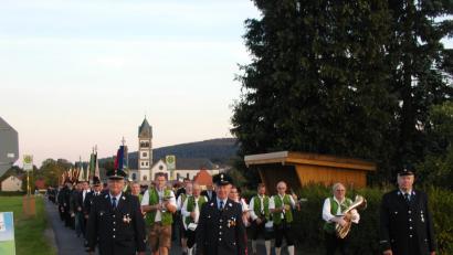 Bild: gis
Den Festzug führen die Mehlmeiseler Dorfmusikanten, Ehrenkommandant Michael Ehlich, Ehrenvorsitzender und Ehrenbürger Manfred Schinner sowie Ehrenmitglied Reinhard Glaser (vorne von links) an.