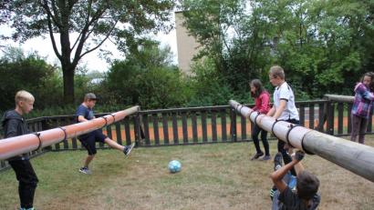 Bild: ads
Vollen Einsatz zeigen die Kids und Jugendlichen beim Menschenkicker.