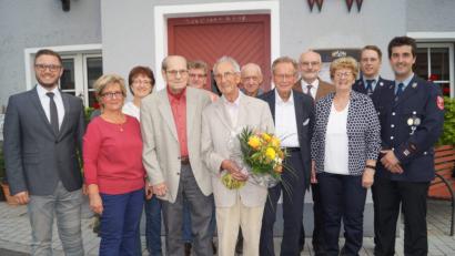 Bild: du
Vermessungsdirektor a.D. Albert Troidl (vorne, mit Blumenstrauß) feierte mit den Brüdern Hans und Josef, Tochter Evelyn und Verwandten sowie den Vertretern der Gemeinde und der Feuerwehr in bewundernswerter Vitalität 95. Geburtstag.
