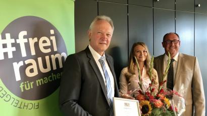 Bild: exb
Landrat Dr. Karl Döhler (links) und BRK-Kreisgeschäftsführer Thomas Ulbrich (rechts) gratulieren Sabrina Ott (Mitte) zu ihrer herausragenden Leistung.