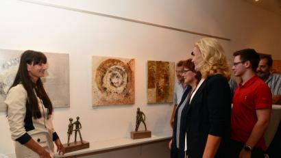 Bild: bey
Claudia Biller-Fütterer (links) schildert den Gästen ihre Inspirationen zur Gestaltung ihrer Bilder.