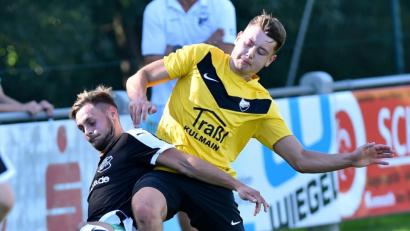 Bild: Alfred Schwarzmeier
Die SpVgg Schirmitz kann auswärts doch noch punkten. Mit 2:0 gewann die Dütsch-Truppe beim SV Kulmain und verbuchte damit die ersten Zähler auf des Gegners Platz in der laufenden Saison. In dieser Szene trennt Timo Hirmer (links) den Kulmainer Benjamin Hautmann energisch vom Ball.