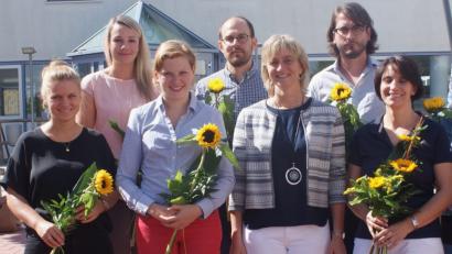 Bild: weu
Rektorin Beate Vetterl (Dritte von rechts) freut sich, mit Konrektorin Christine Losch (rechts) Verstärkung in der Schulleitung zu haben. Auch die neuen Kolleginnen und Kollegen (von links) Pia Liegl, Miriam Spannagl, Isabelle Lehmann, Alexander Karrasch und Peter Grosser wurden herzlich empfangen.