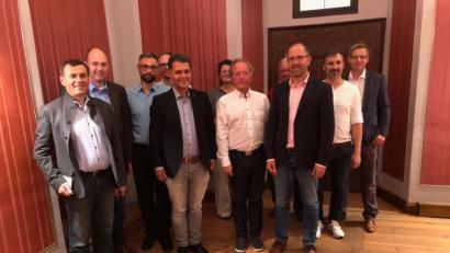 Bild: exb
Die Gründungsmitglieder mit Thomas Völkl (Dritter von rechts) Leonhard Zintl (Fünfter von links) und Prof. Wilfried Mödinger (Fünfter von rechts).