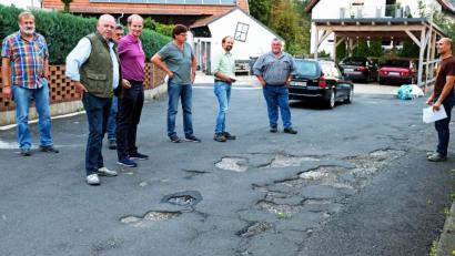 Bild: twi
Der Bau- und Umweltausschuss besichtigte die Straßenschäden im Mühlweg und Fischerweg.
