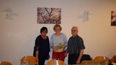 Bild: bnr
Pflegedienstleiterin Monika Kagerer (Mitte) gab einen Einblick in die Arbeit von Pallicura. Für den interessanten Vortrag dankten Gertrud Gradl und Helmut Butz mit einem Geschenk.