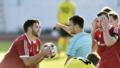 Bild: Ziegler
83. Spielminute: Inter Rechtsverteidiger Granit Sejdiu (links mit Ball) und Kapitän Albert Sejdiu (rechts) beschwören Schiri Michael Bäumel (Mitte) nach seinem Pfiff zum Strafstoß für den FC Amberg.