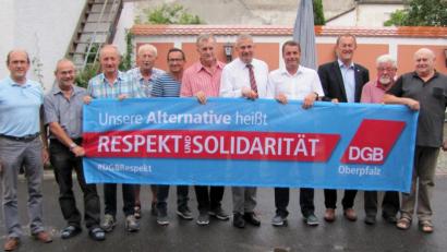 Bild: bij
Auf offene Ohren stoßen die DGB-Forderungen von Regionssekretär Peter Hofmann (Siebter von links) und Vertretern des DGB-Ortskartells Hirschau und Schnaittenbach bei Landtagskandidat Uwe Bergmann (Vierter von rechts) und Bezirkstagskandidat Richard Gassner (Dritter von rechts)