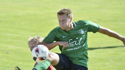Bild: Ziegler
Mit vollem Einsatz klärt in dieser Spielszene der Haselmühler Rechtsverteidiger Matthias Meier (rechts) gegen den Schmidmühlener Außenbahnspieler Philipp Hofmann (links hinten).

Bild: Ziegler