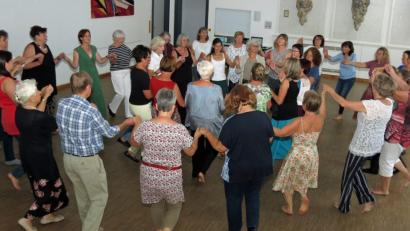 Bild: Dobmeier
Zum 4. Kreistanzfest trafen sich 40 Teilnehmer und versprühten Lebensfreude beim Tanzen um einen Mittelpunkt, hier sogar im Doppelkreis. Bild: Dobmeier