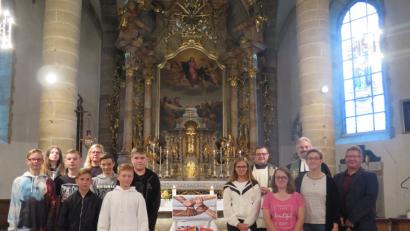 Bild: jzk
Realschuldirektor German Helgert (rechts) dankte den Schülern, Lehrerinnen sowie den Pfarrern Dirk Grafe und Konrad Amschl (hinten von rechts) für die würdige Gestaltung des Schulanfangsgottesdienstes.