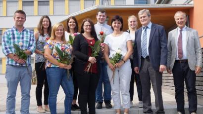 Bild: weu
Rektor Winderl (Zweiter von rechts) begrüßte neben den neuen Kolleginnen und Kollegen besonders den neuen Konrektor Rudolf Schneider (rechts).