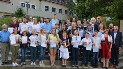 Bild: jr
Groß die Freude bei 29 Musikschülern, die heuer die D1 und D2-Leistungsprüfung bestanden und jetzt dafür am Landratsamt Tirschenreuth ausgezeichnet wurde. Landrat Wolfgang Lippert (dritte Reihe von unten rechts) gratulierte zu diesem Erfolg, ebenso wie Musikschulleiter Tobias Böhm (rechts) und Dr. Xaver Strasser (links) vom Förderverein „MUT“. Mit im Bild die erfolgreichen Schüler und ihrer Lehrer.