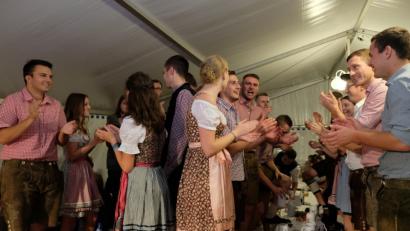Bild: do
Oh Kirwa lou ned nou heißt es stimmungsvoll vor und auf den Bänken und Biertischen.