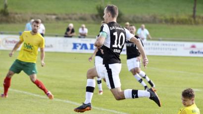Bild: Ziegler
Der Bamberger Rechtsverteidiger Pascal Niersberger (rechts) grätscht gegen den hochspringenden Gebenbacher Torschützen und Kapitän Timo Kohler (Mitte).