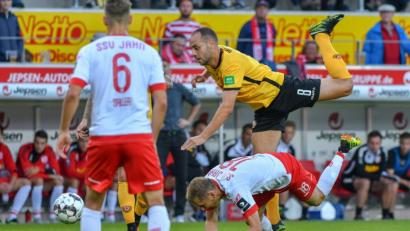 Bild: agentur_dpa
Rico Benatelli (oben) und seine Dresdener Jungs überflügelten nicht nur in dieser Szene den SSV Jahn (im Bild Marc Lais). Die Sachsen entführten am Freitag drei Zähler aus der Oberpfalz.