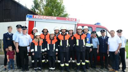 Bild: bey
Zur bravourös absolvierten Leistungsprüfung gratulieren der Löschgruppe Vorsitzende Evi Lanzl, Kreisbrandmeister Christian Demleitner, Schiedsdrichter Dieter Malzer (von links) und Ehrenkommandant Franz Kindl, Bürgermeister Anton Kappl, EhrenvorsitzenderJohann Stiegler und Schiedsrichter Günter Sommer (von rechts).