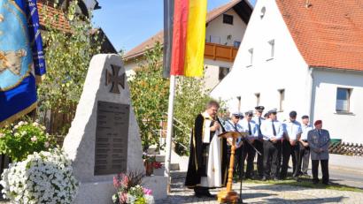 Bild: es
Die Soldaten- und Reservistenkameradschaft Großenschwand feiert 90-jähriges Bestehen. Die Totenehrung hält am Kriegerdenkmal vor der Kapelle Diakon Norbert Hammerl (links, rechts von ihm Mitglieder des Jubelvereins) und Ehrenkreisvorsitzender Dieter Mirus (rechts).