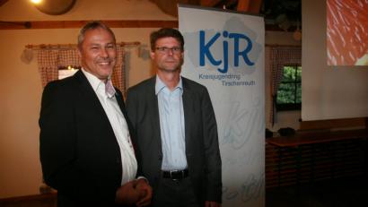 Bild: wro
Zum Thema „Datenschutz“ in Vereinen referierte Rechtsanwalt Thomas Engelhardt (rechts). Begrüßt wurde das Gast aus Mittelfranken vom Vorsitzenden des Kreisjugendrings, Jürgen Preisinger (links).