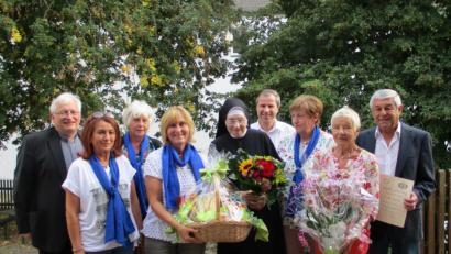 Bild: exb
Das Führungsteam des Katholischen Frauenbund Vilshofen gratuliert Schwester Isidoris zu ihrem 85. Geburtstag mit einem Präsent. Glückwünsche übermitteln auch Pfarrer Gottfried Schubach (links) und Pfarrer Werner Sulzer. Für die Marktgemeinde Rieden gratuliert Alt-Bürgermeister Gotthard Färber (rechts).