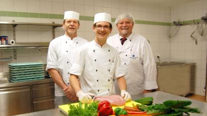 Bild: Klinikum/Gräß
Große Freunde in der Küche des Klinikums (von links): Produktionsleiter Robert Rösler, der preisgekrönte Dominik Kaspar und Peter Fischer, Leiter der Klinik-Gastronomie in St. Marien.
