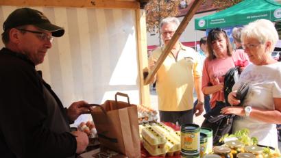 Bild: kro
Auf dem Bauernmarkt gibt es viele heimische Produkte zu kaufen.