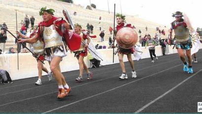 Bild: exb
Der 80-jährige Aristoteles Kakogeorgiou aus Thessaloniki (vorne links) kommt bereits zum fünften Mal nach Etsdorf, um beim Tempel-Marathon mitzumachen.