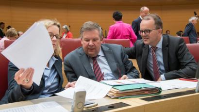 Bild: Peter Kneffel/dpa
Der SPD-Parlamentarier Volkmar Halbleib (Mitte, zwischen SPD-Landeschefin Natascha Kohnen und Fraktionschef Markus Rinderspacher) wirft dem früheren Finanzminister Markus Söder vor, im Fall GBW falsche Behauptungen gemacht zu haben.