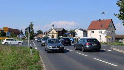 Bild: Petra Hartl
Diese Kreuzung ist der Amberger SPD zu unübersichtlich und damit zu gefährlich. In einem Antrag an OB Michael Cerny fordern die Sozialdemokraten die Stadt auf, Gespräche mit der Nachbargemeinde Poppenricht und dem Staatlichen Straßenbauamt aufzunehmen, um Lösungen zu erarbeiten.