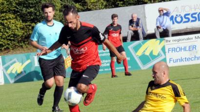 Bild: heh
Der SV Poppenreuth bezwang den TSV Thiersheim mit 2:1. Hier versucht Karel Plachy (rechts), den Thiersheimer Martin Olah vom Ball zu trennen.
