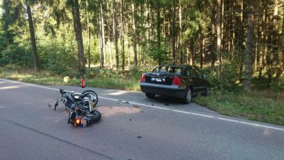 Bild: Hösamer
Der Fahrer des Motorrads rammte das Auto auf der Fahrerseite und wurde über den Pkw geschleudert. Der 75-Jährige war sofort tot.